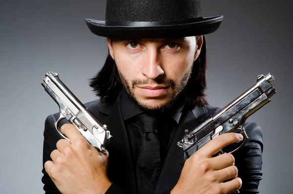 Мужчина в винтажной шляпе с пистолетом — стоковое фото