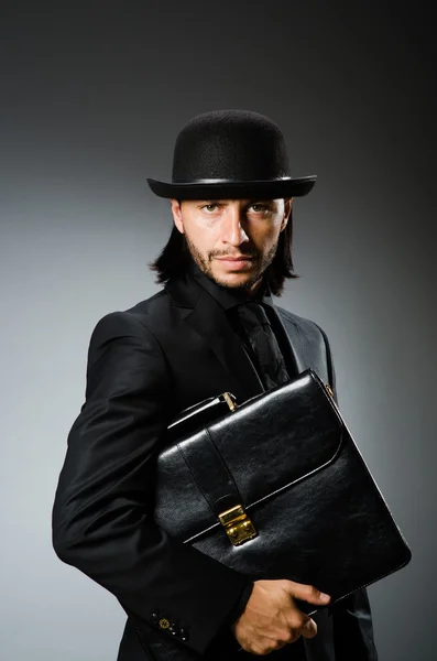 Бизнесмен носит винтажную концепцию с портфелем — стоковое фото