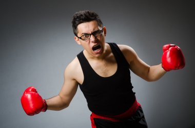 Siyah arka planda kırmızı eldivenli komik boksör