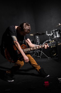 Konser sırasında gitarlı adam