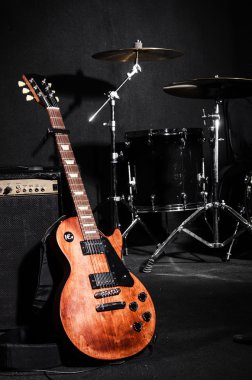 konser sırasında müzik aletleri bir dizi
