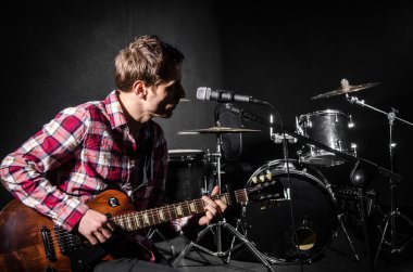 Konser sırasında gitarlı adam