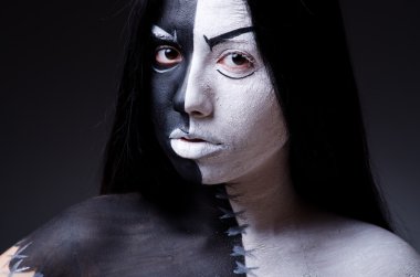 Şeytani cadılar bayramı kavramı ve korkunç kadın.