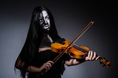 Cadılar Bayramı kavram violing oynarken korkunç canavar