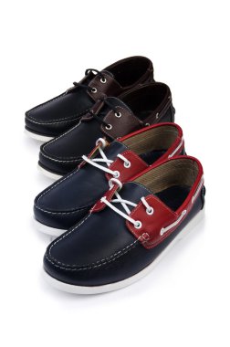 Erkek ayakkabıları beyazda izole edilmiş.