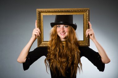 Klasik şapkalı ve çerçeveli bir kadın.