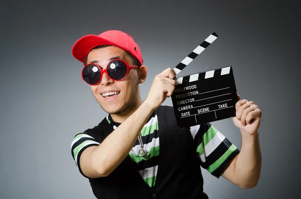 Homme avec casquette de baseball et plateau de cinéma — Photo