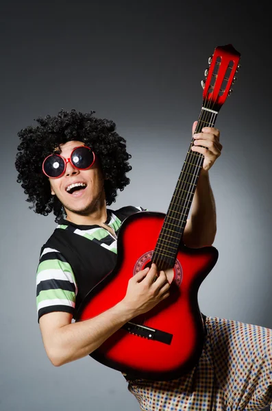 Człowiek ze śmieszną fryzurą i gitarą — Zdjęcie stockowe