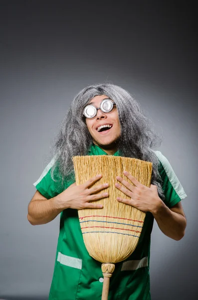 Hombre divertido con cepillo y peluca — Foto de Stock