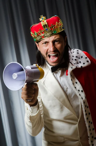King mit Lautsprecher in witzigem Konzept — Stockfoto
