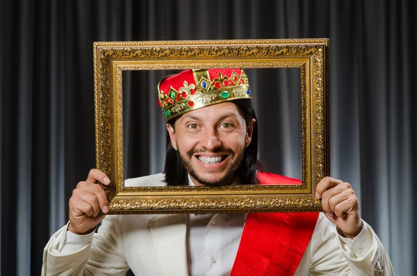 König mit Bilderrahmen in witzigem Konzept — Stockfoto