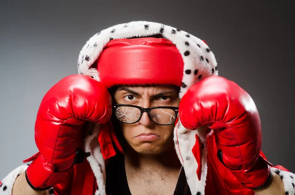 Boxer drôle avec des gants rouges sur fond sombre — Photo