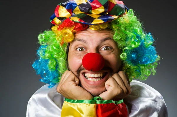 Grappige clown in kleurrijk kostuum — Stockfoto