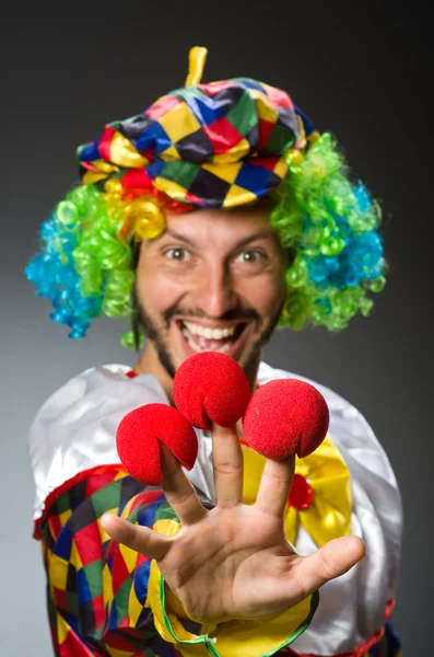 Lustiger Clown im bunten Kostüm — Stockfoto