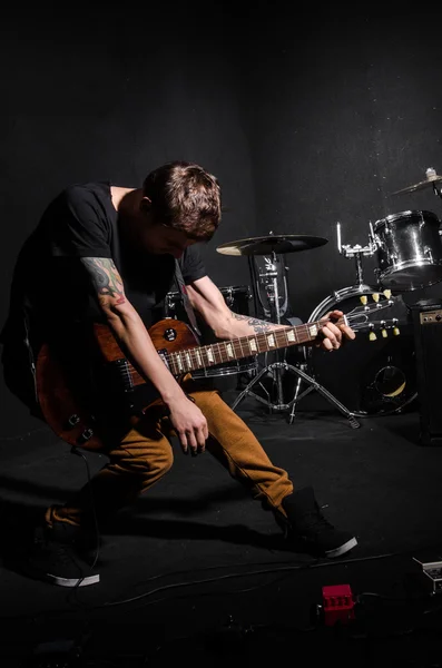 Hombre con guitarra durante el concierto — Foto de Stock