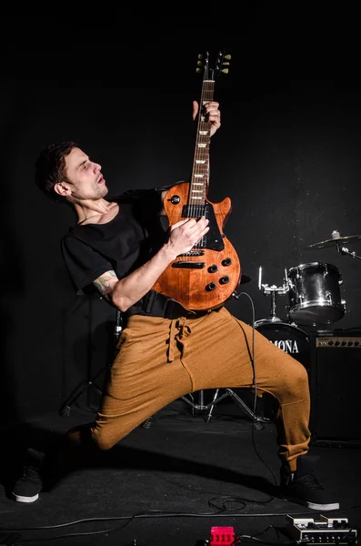 Man met gitaar tijdens concert — Stockfoto