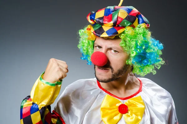 Lustiger Clown im bunten Kostüm — Stockfoto