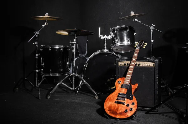 konser sırasında müzik aletleri bir dizi