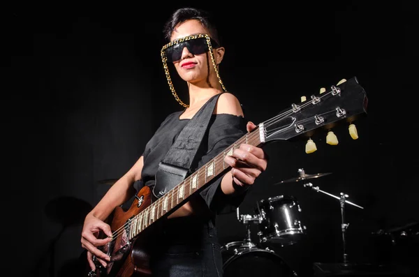 Mujer joven tocando la guitarra durante el concierto — Foto de Stock