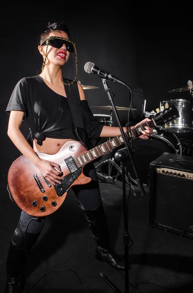 Mujer joven tocando la guitarra durante el concierto —  Fotos de Stock