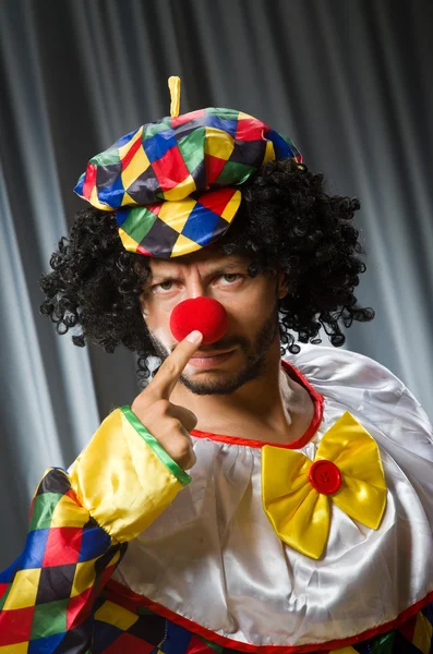 Drôle clown dans humour concept contre rideau — Photo