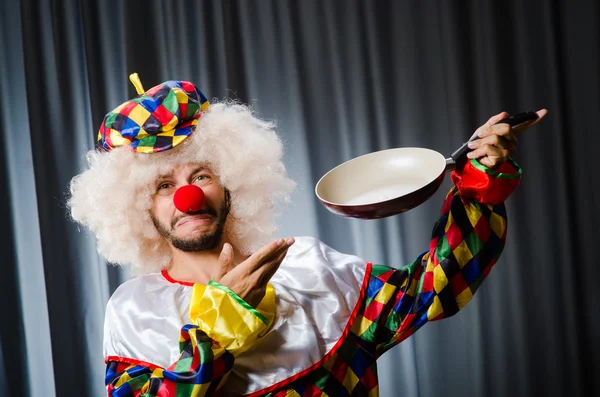 Clown en colère avec poêle à frire — Photo
