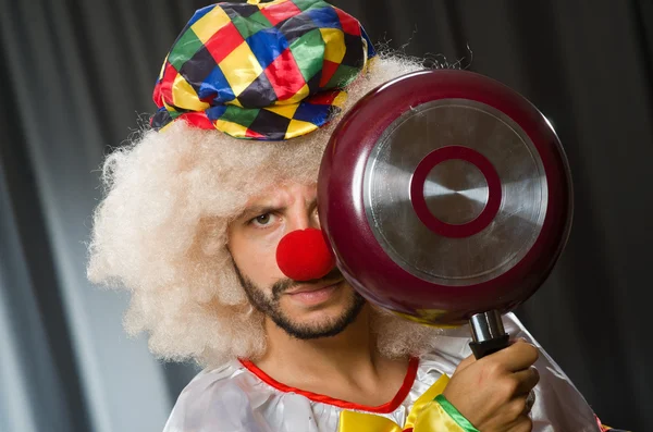 Clown en colère avec poêle à frire — Photo