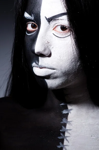 Satan halloween koncept med skrämmande kvinna — Stockfoto