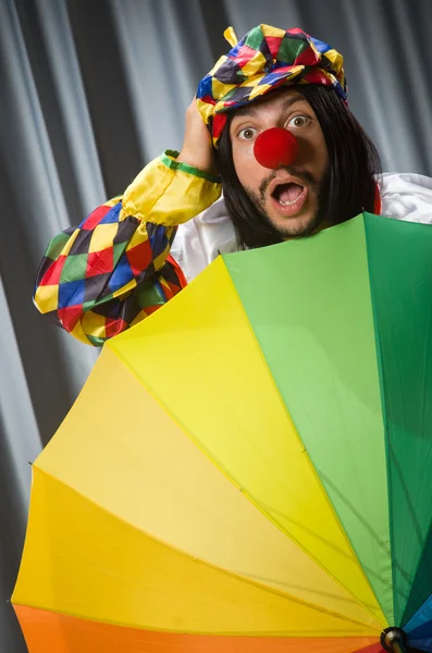 Clown drôle avec parapluie coloré — Photo