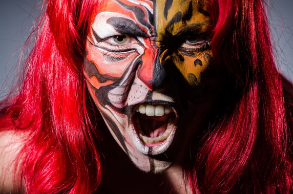 Žena s tygří tváří v halloween konceptu — Stock fotografie