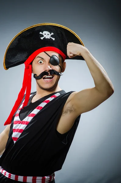 Divertido pirata en el oscuro estudio — Foto de Stock