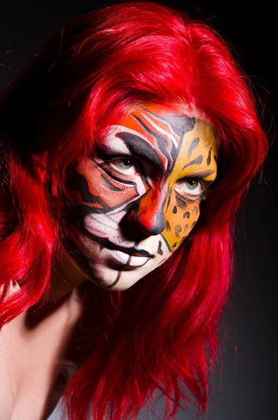 Frau mit Tigergesicht im Halloween-Konzept — Stockfoto