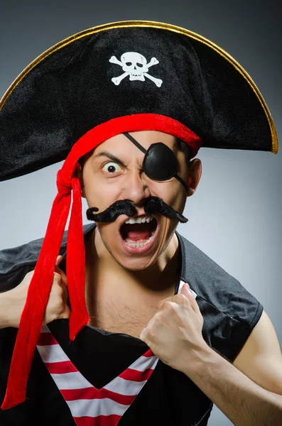 Смішний пірат у темній студії — стокове фото