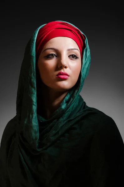 Portrait de la jeune femme avec foulard — Photo