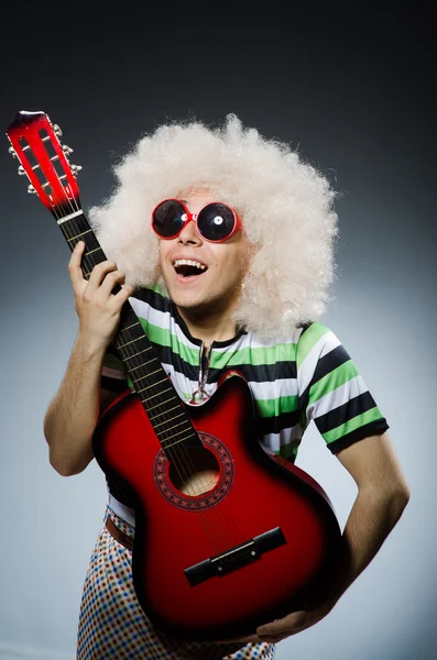 Homme avec coupe de cheveux drôle et guitare — Photo