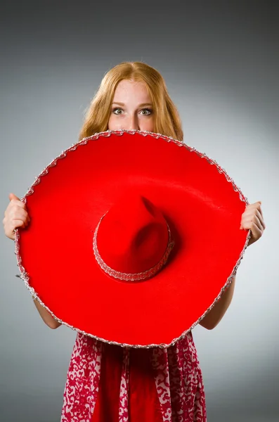 Mexikanerin trägt roten Sombrero — Stockfoto