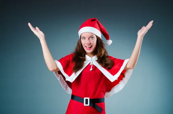 Santa meisje in rood kostuum sneeuw — Stockfoto