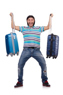 Genç adam beyaz bavullarla seyahat ediyor.