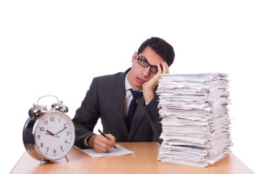 Beyazlara izole edilmiş kağıt yığınıyla meşgul bir adam.