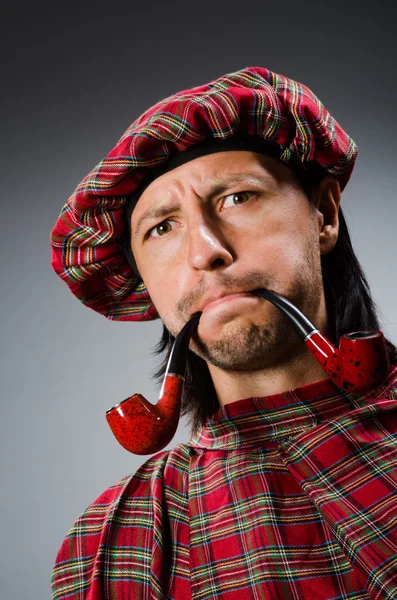 Escoteiro engraçado com cachimbo de fumar — Fotografia de Stock