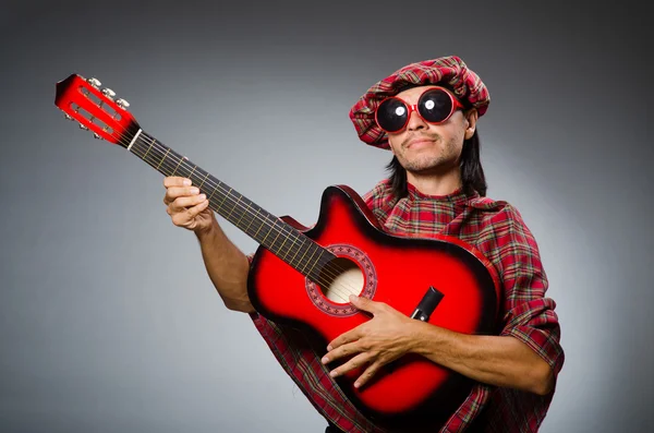 Écossais drôle jouant de la guitare rouge — Photo