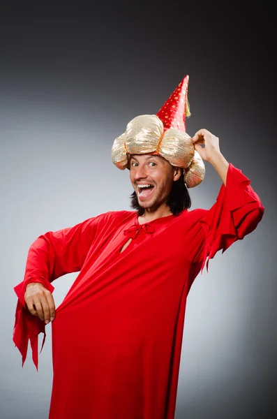 Kırmızı elbise giyen komik büyücü — Stok fotoğraf