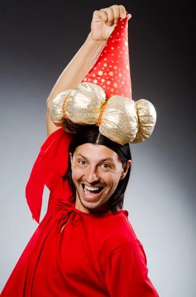 Divertido mago con vestido rojo — Foto de Stock