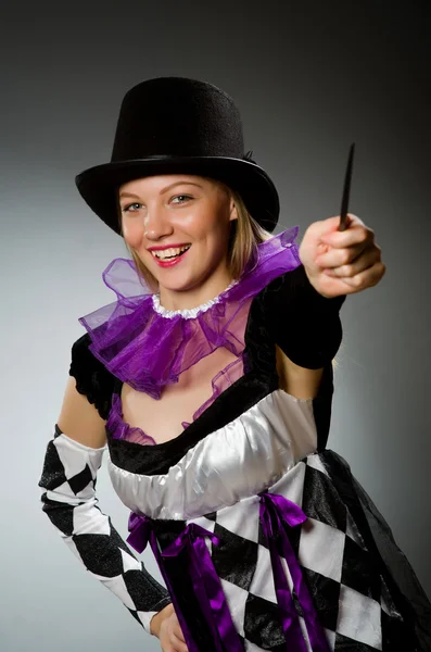 Kvinde tryllekunstner gør hendes tricks med tryllestav - Stock-foto