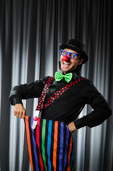 Drôle clown dans humour concept contre rideau — Photo