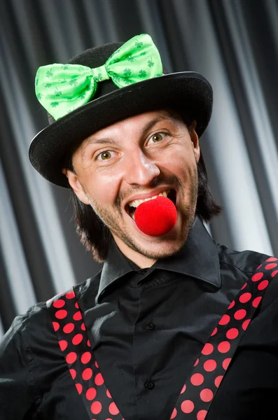 Drôle clown dans humour concept contre rideau — Photo