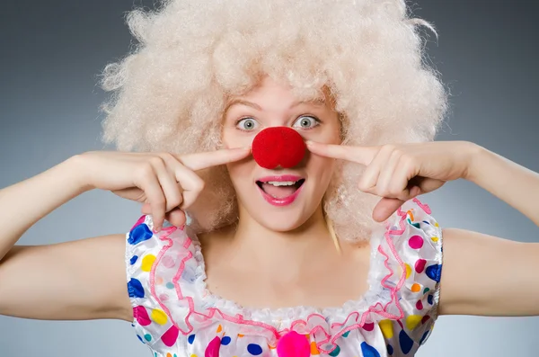 Clown mit weißer Perücke vor grauem Hintergrund — Stockfoto