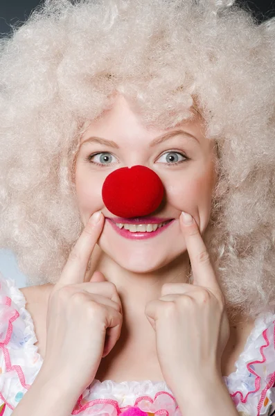 Clown met witte pruik tegen grijze achtergrond — Stockfoto