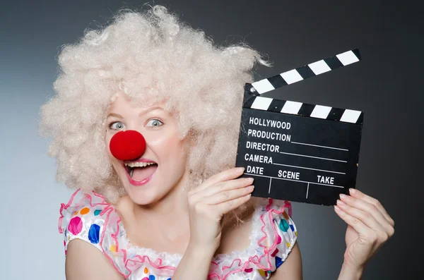 Clown med film clapper styrelse — Stockfoto