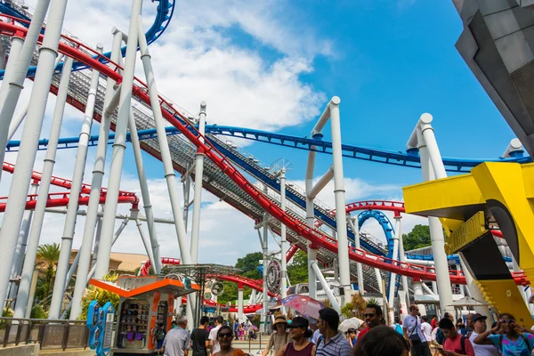 Ferrocarril de montaña rusa en parque de atracciones —  Fotos de Stock